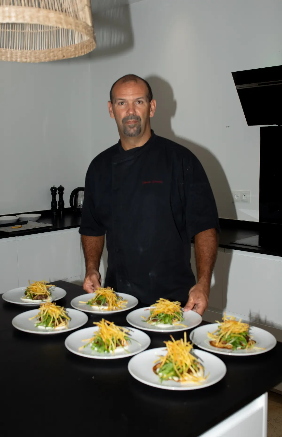 Le Chef Simon préparant une cuisine précise et généreuse, inspirée des produits de saison en Provence.
