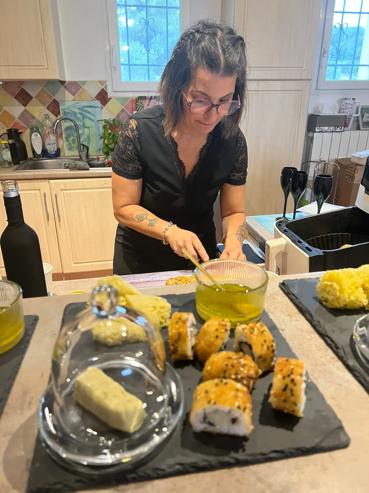 Sylvia Ingenito préparant des accords gourmands pour une dégustation de vin sensorielle et inclusive en Provence.