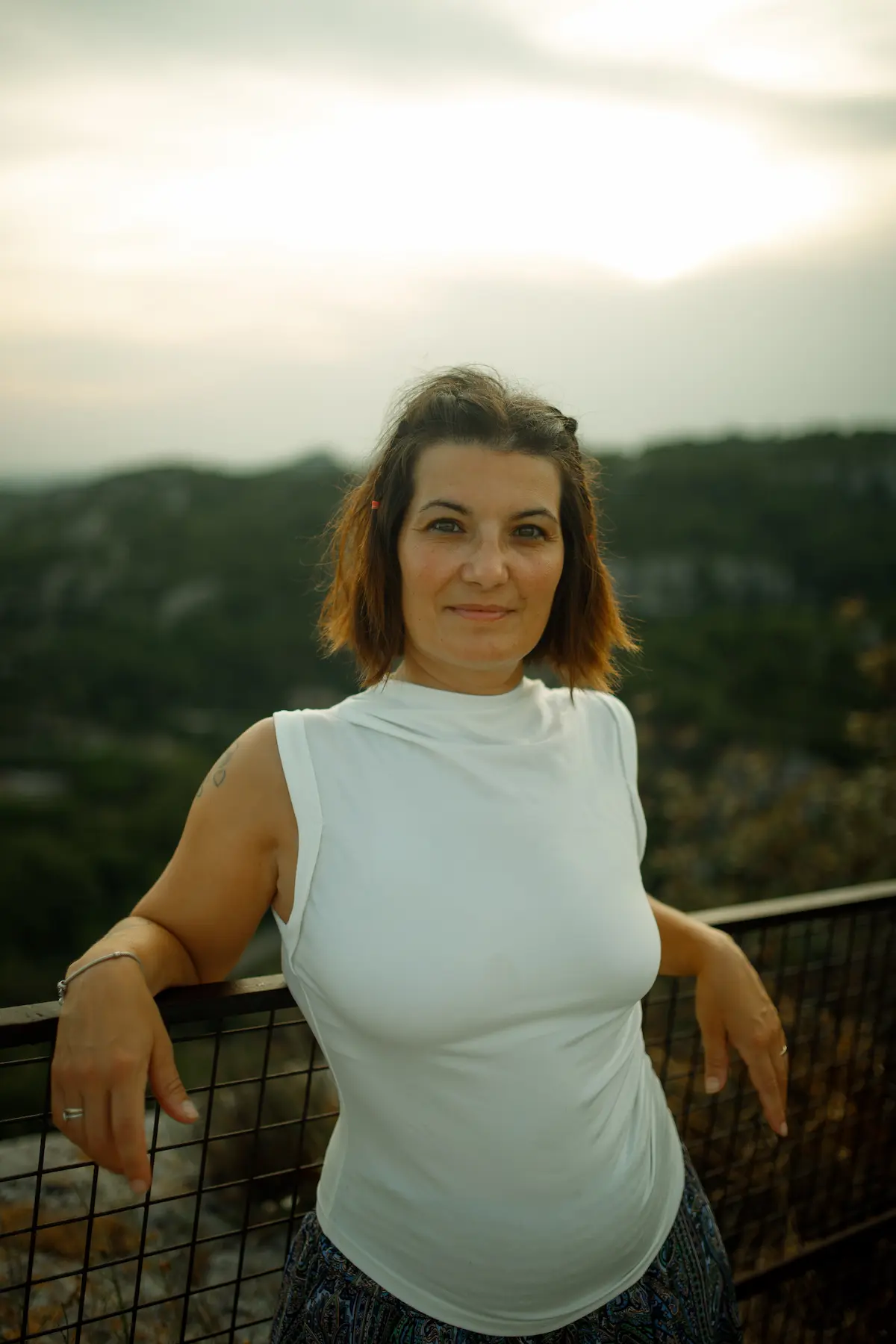 Portrait de Sylvia Ingenito, sommelière et traductrice de sensations en Provence, fondatrice de Au Cours du Vin.