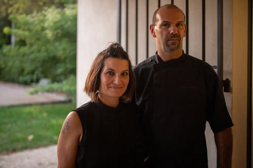 Sylvia et Simon, sommelière et chef, réunis en Provence pour créer des accords mets et vins.