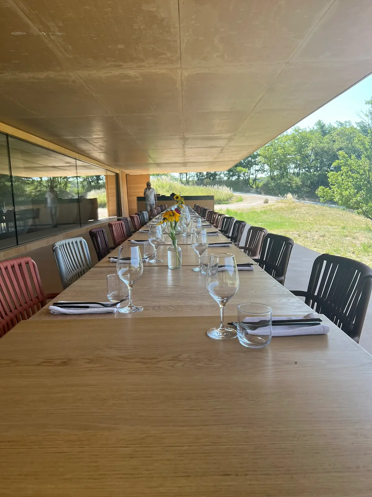 Grande table dressée pour une dégustation de vin et un repas gastronomique en Provence avec Au Cours du Vin.